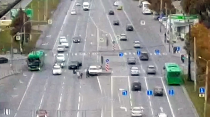 “Niva” keçiddən qaçaraq keçən qadını və uşağını vurdu - VİDEO 