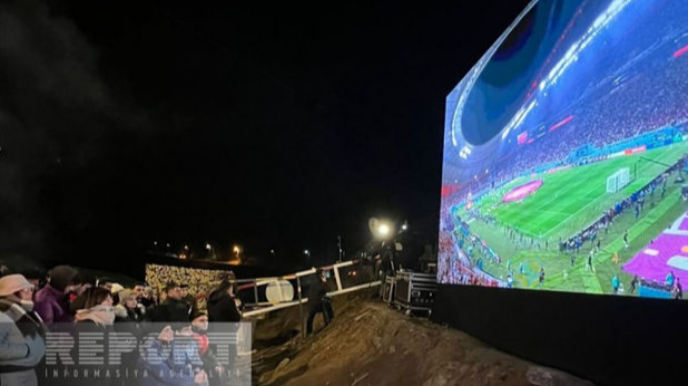 Xankəndi-Laçın yolunda aksiya iştirakçıları və sülhməramlılar mundialın oyununu canlı izləyirlər   - FOTO