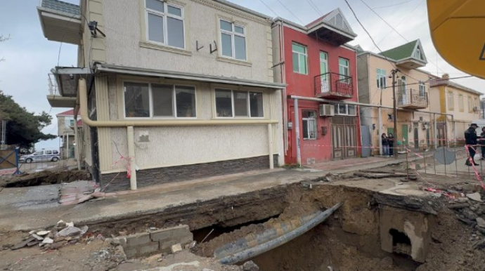 Keşlədə kollektorun üzərində tikilmiş evin söküntüsünə başlanıldı   - FOTO