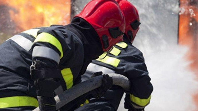 Bir həyətdə iki minik avtomobili, 33 paltaryuyan maşın və soyuducu yandı