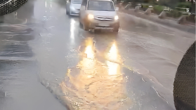 Проспект Ходжалы затоплен, затруднено движение транспорта - ВИДЕО