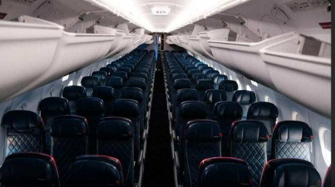 400 nəfərlik təyyarədə tək uçdu, narazılıq yarandı