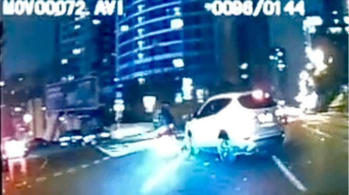 Yasamalda səfirlik avtomobili motosikleti vurub qaçdı   - ANBAAN VİDEO