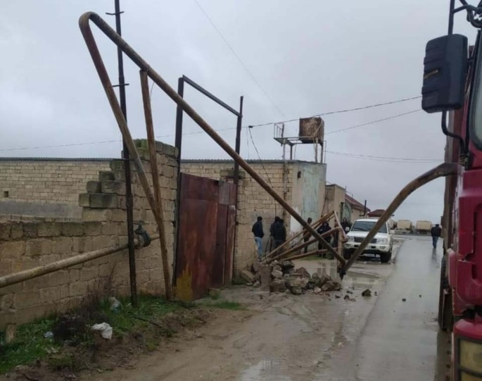 Qəzaya düşən  avtomobil qaz xətlərini zədələndi