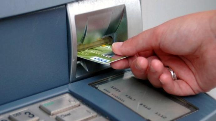 Yoldan bank kartı tapdı,  özgəsinin pulunu xərclədiyi üçün cəzalandırıldı