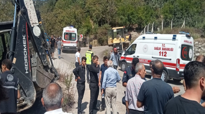 Türkiyədə yük maşını cənazə namazı üçün toplaşanların üzərinə çıxdı, yaralılar var - FOTO