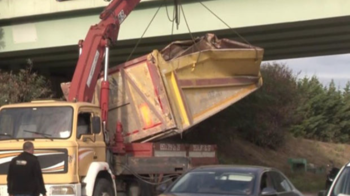 Yük maşınının kuzası körpüyə çırpıldı - FOTO