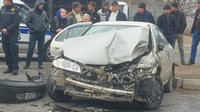 "Nissan"la motosiklet toqquşdu - Yaralanan var 