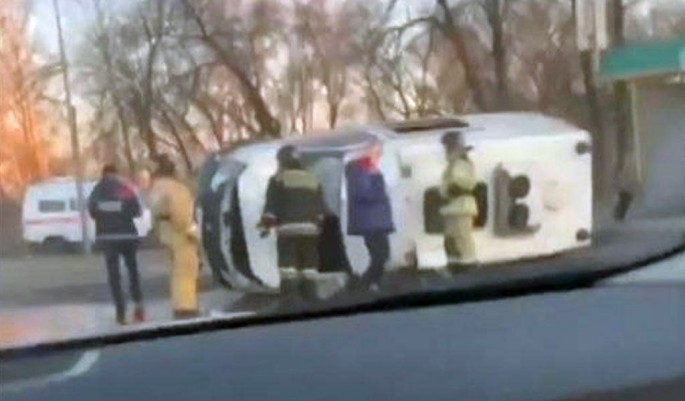“Mazda” “təcili tibbi yardım”a çırpıldı: 3 nəfər xəsarət aldı - FOTO