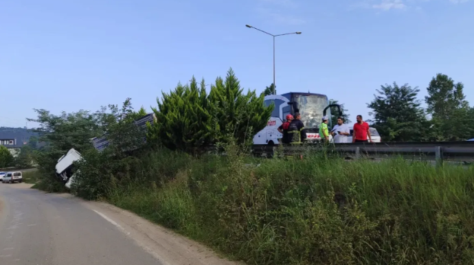 Sükan arxasında yatan sürücü yük maşının altına girdi  - FOTO