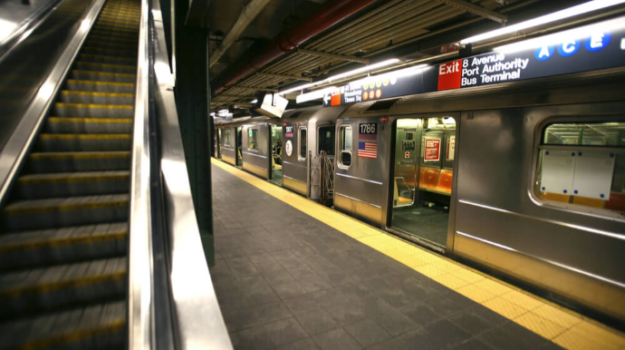 400 milyonluq sərvəti olan məşhur müğənni metroda - FOTOLAR 