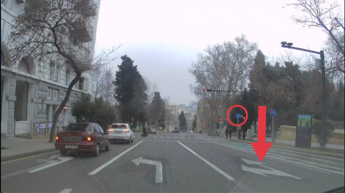 В Баку на этой улице один знак разрешает движение прямо, другой запрещает — ВИДЕО 