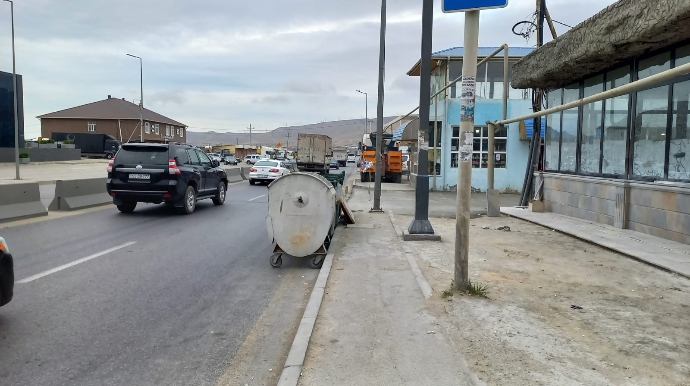 Dayanacağı zəbt edən zibil qabları  - FOTO