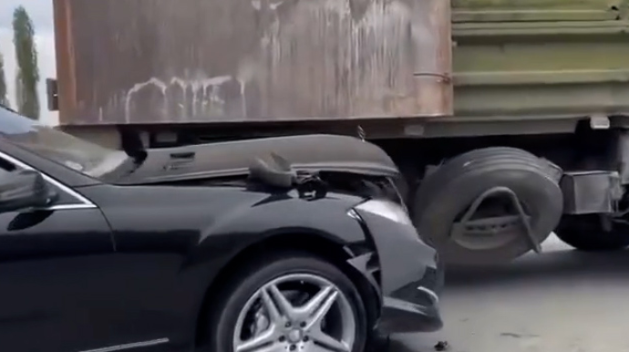 Ucarda dəhşətli qəza: “Mercedes” “Maz”ın altına girdi  - VİDEO