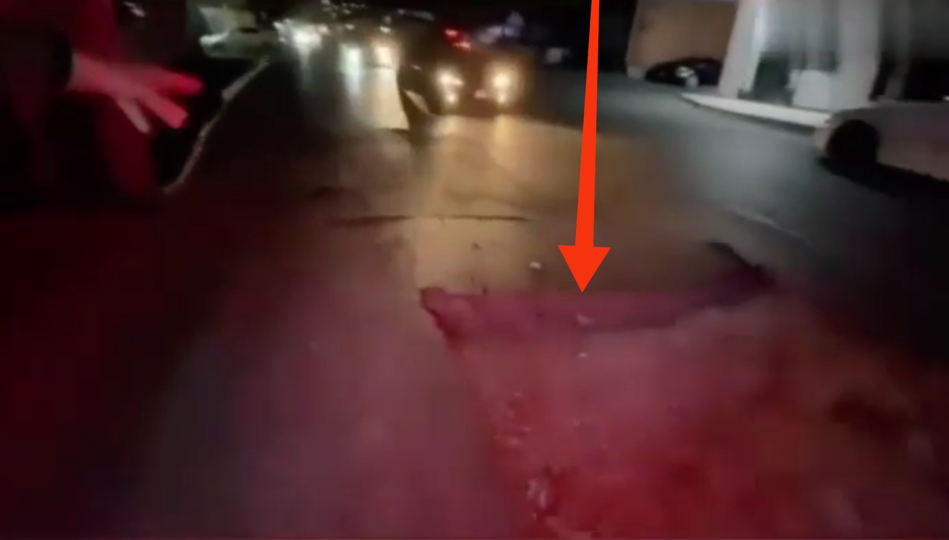 Heydər Əliyev prospektini qazdılar, çuxura düşən maşınlar darmadağın olur - VİDEO