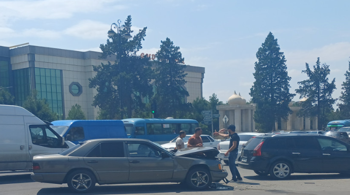 Gəncədə iki maşın toqquşub, xəsarət alan var - FOTO 