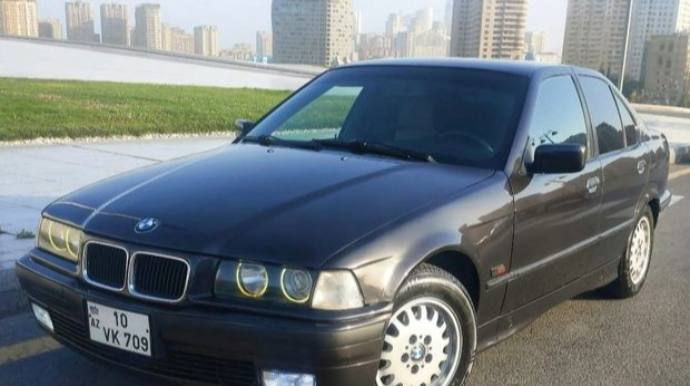 Maşınını həyətdə saxladı, gecə oğurladılar