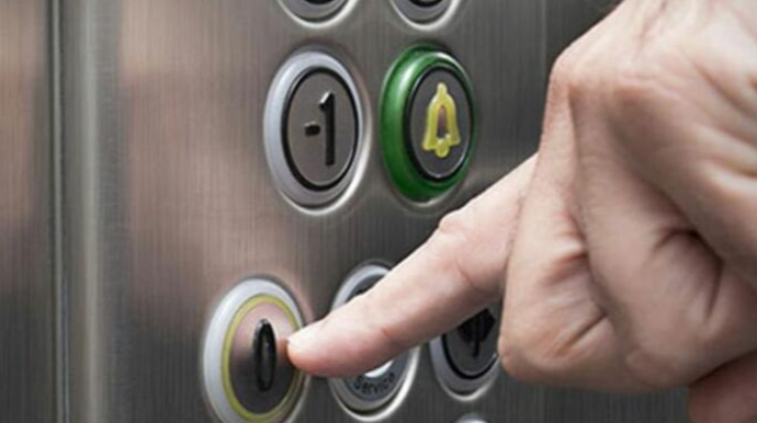 Liftdə köməksiz qalan şəxslər xilas edildi 