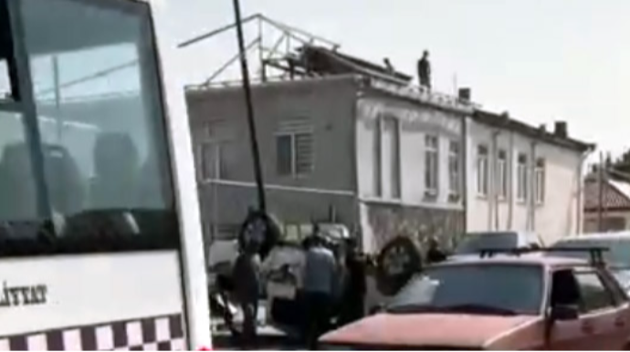 Qubada iki maşın toqquşdu, biri aşdı - VİDEO 