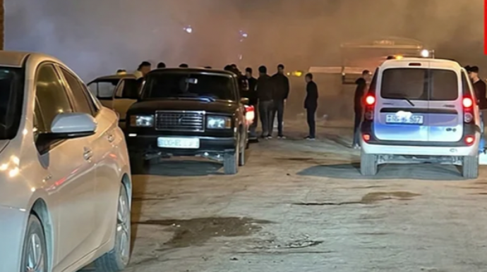 ДТП в Сальянском районе: автомобиль врезался в цех и загорелся - ВИДЕО  - ОБНОВЛЕННЫЙ