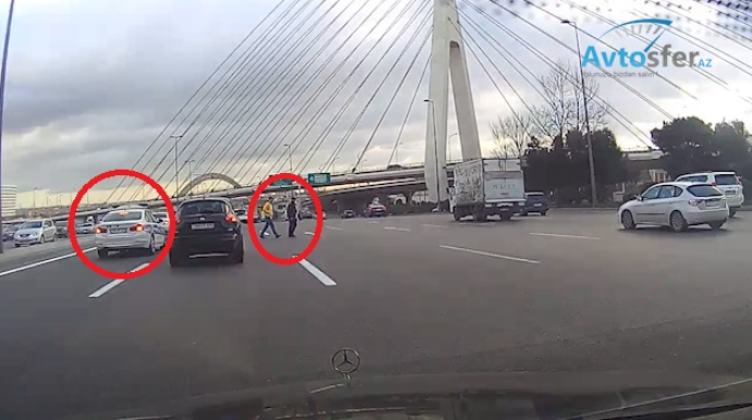 Yol polisinin gözü qarşısında özünü ölümə atan piyadalar - VİDEO