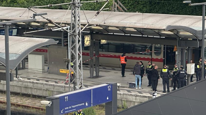 Almaniyada qatar qəzası olub - Yaralananlar var 