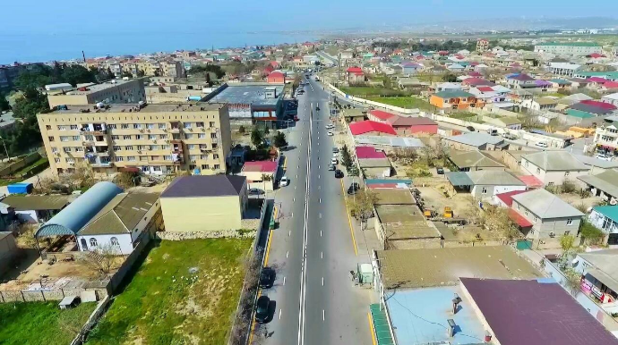 Qoyunları “zebra”nın önünə bağlayıb, kəsilən inəklərin başını da səkiyə düzüblər - FOTO 