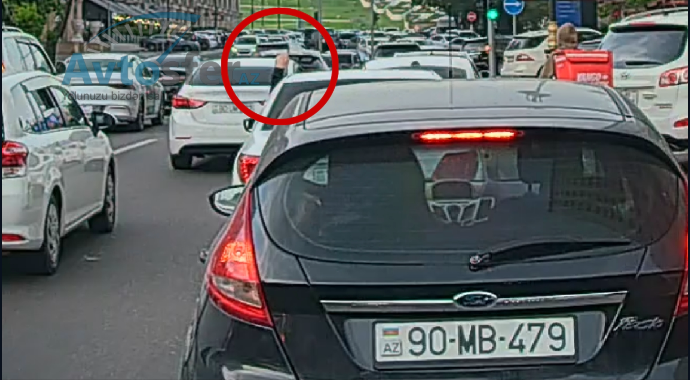 Женщина за рулем посигналила водителю, он ответил ей интересным жестом - ВИДЕО 