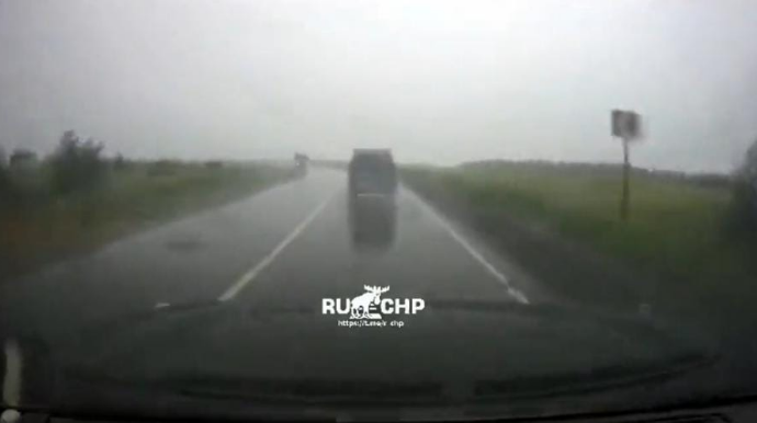 TIR sürüşkən yolda çevrildi; minik maşını isə...  - VİDEO