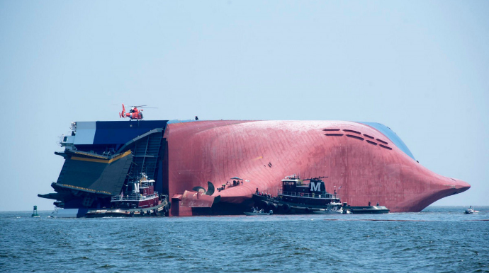 Yaponiya sahillərində kimyəvi yüklü tanker çevrilib 