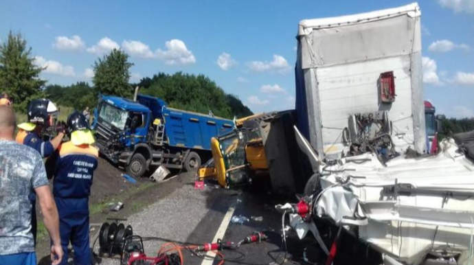 İki yük maşını toqquşdu, 3 nəfər öldü 