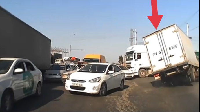 Bakıda dəhşətli hadisə: 5 avtomobili vuran sürücü "ikitəkər" qaldırıb qaçdı - VİDEO