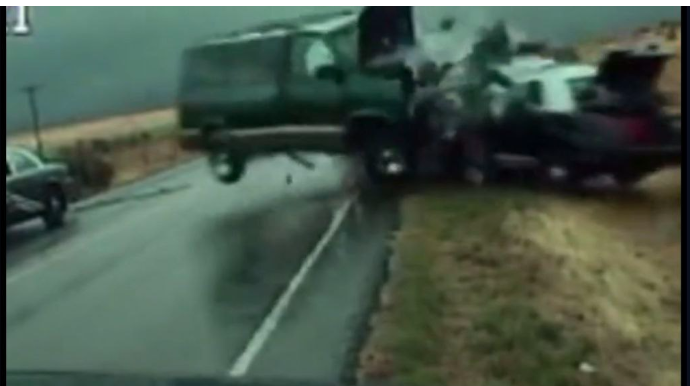 Təqib olunan sürücü polis maşınına çırpıldı - DƏHŞƏTLİ QƏZA - VİDEO