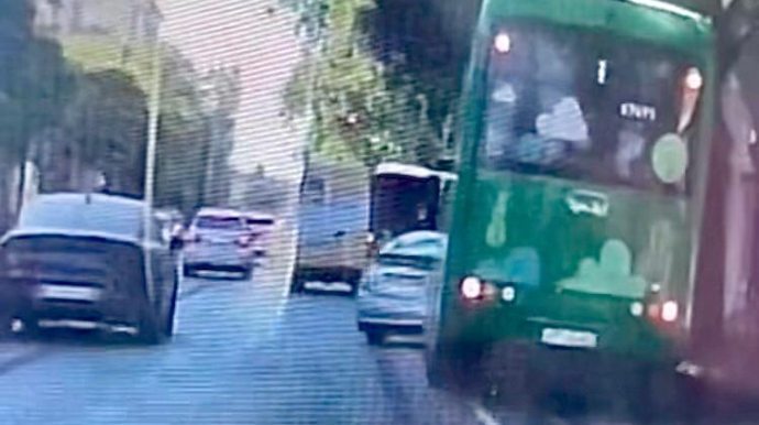 Qəfil avtobusun önünə çıxan “Prius” sürücüsü qəzadan son anda xilas oldu - VİDEO