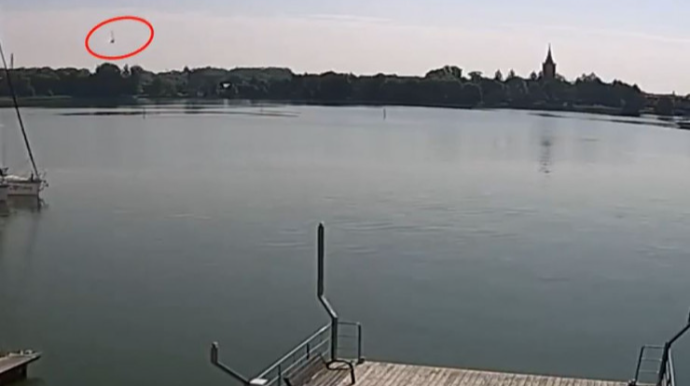 Helikopter gölə belə düşdü  - VİDEO