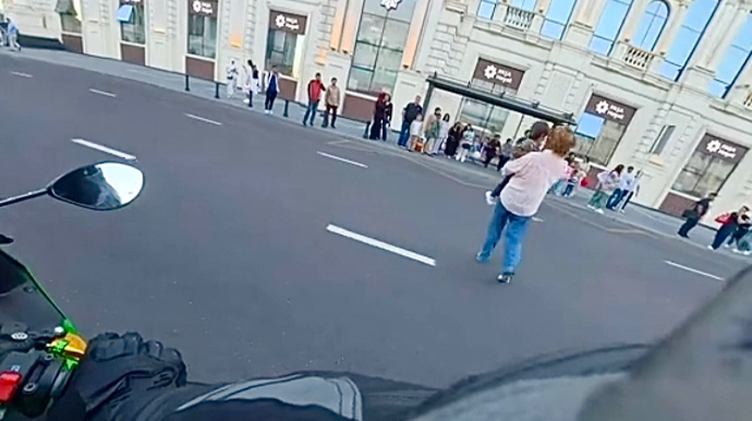 Qucağında uşaqla yolu keçən piyada zəncirvari təhlükə yaratdı - VİDEO