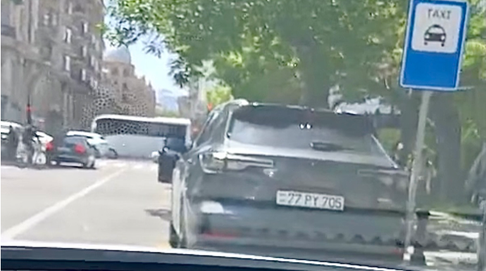 Taksi dayanacağını “parkinq”ə çevirən sürücülər narazılıq yaratdı   - VİDEO