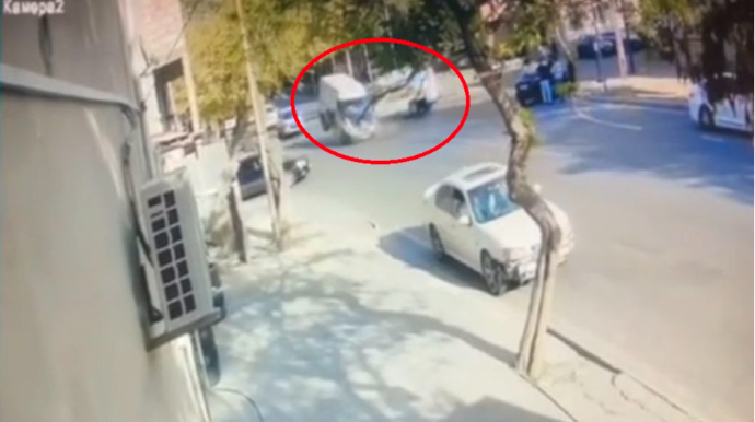 Bakıda iki "Ford" markalı maşınlar toqquşdu: Su qabları yola dağıldı  - VİDEO