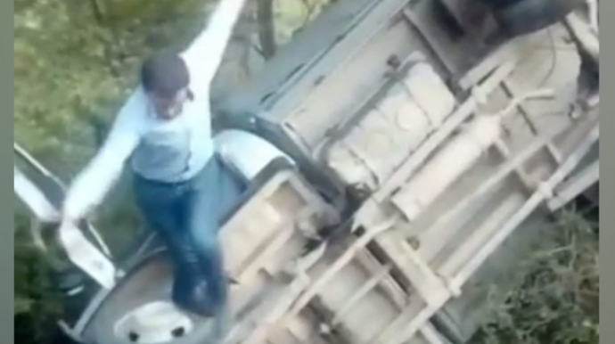 Yük avtomobili yoldan çıxıb dərəyə aşdı   - VİDEO