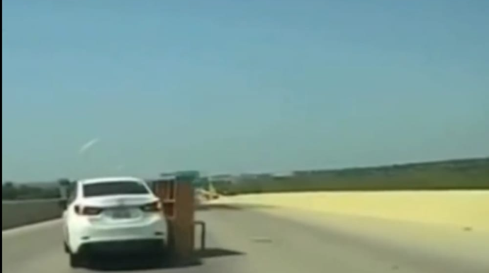 Yolun ortasına düşən mebel qəzaya səbəb oldu  - VİDEO