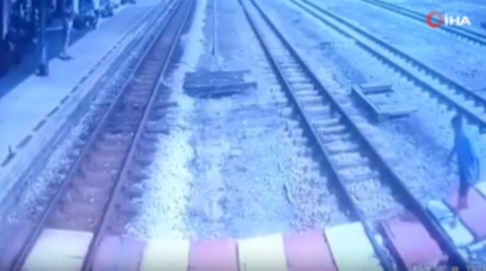 Qatarın altında qalmaqdan son anda xilas oldu - VİDEO 