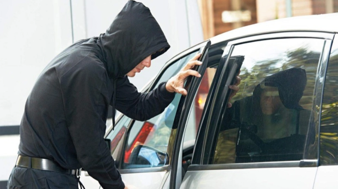 Qapısı açıq "Hyundai"dan oğurluq edən şəxs saxlanıldı