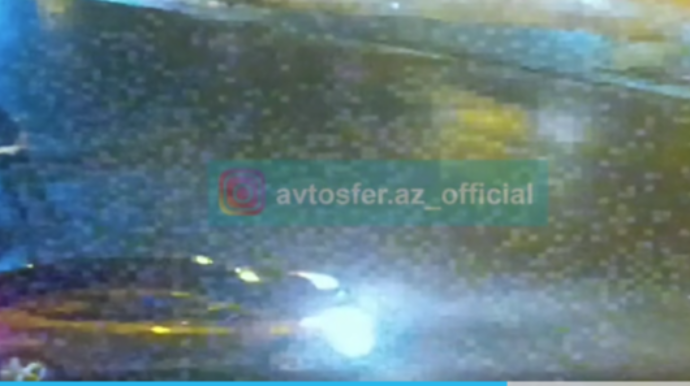 Yüksək sürətlə gedən maşın Nərimanov heykəlinə "girdi" - ANBAAN VİDEO 