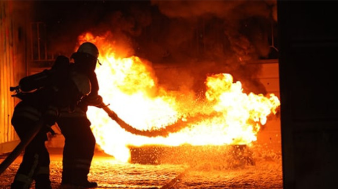 Qaxda 3 otaqlı ev yanaraq külə dönüb