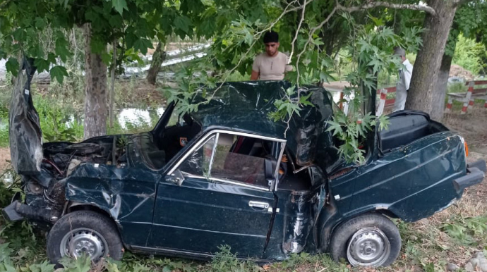 Ağcabədidə maşın ağaca çırpılıb, xəsarət alan var - FOTO 