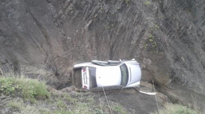 Bakıda maşın dərəyə aşıb parçalandı: sürücü öldü 