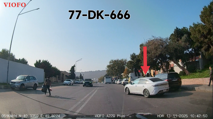 Güzgüyə baxmadan hərəkətə başlayan sürücü digər avtomobilə təhlükə yaratdı - VİDEO