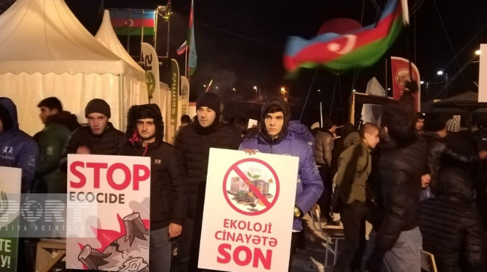 Xankəndi-Laçın yolunda aksiyası davam edir, etirazçılar milli rəqslər oynayırlar  - FOTO