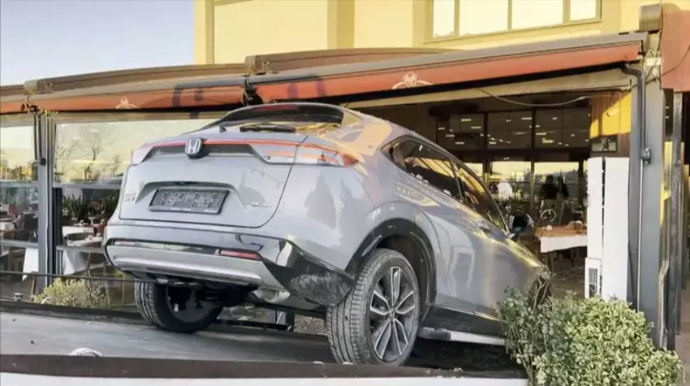 Məşhur musiqiçi avtomobili ilə restorana girdi – VİDEO 