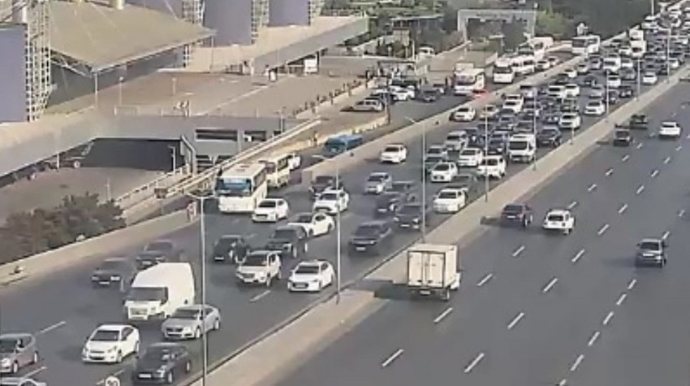 Bakının bir sıra yollarında nəqliyyatın sıxlığı yaranıb 